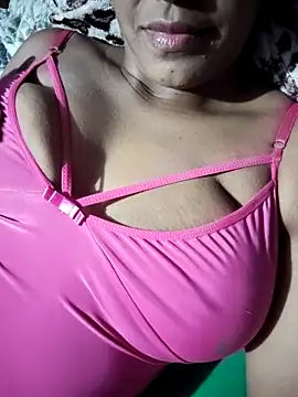 Larissa69f Adlı Modelin Canlı XXX Sohbeti