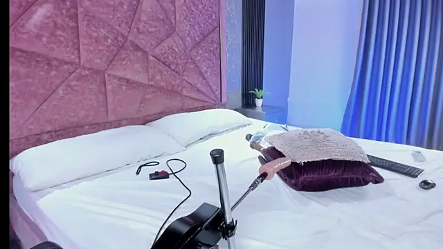 Amanda-Cruz Show in webcam