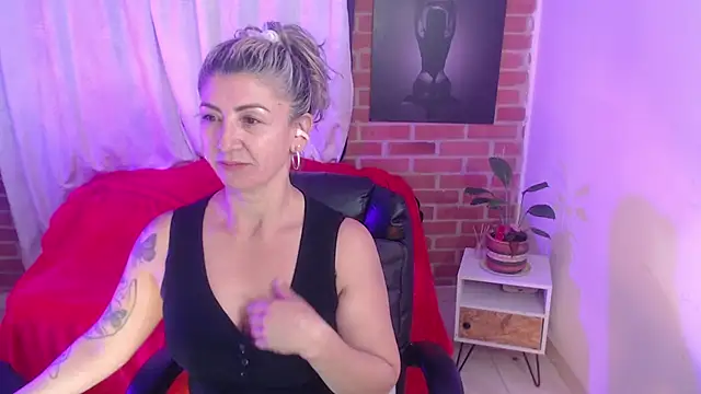 agnes_blackmoree's Webcam Show