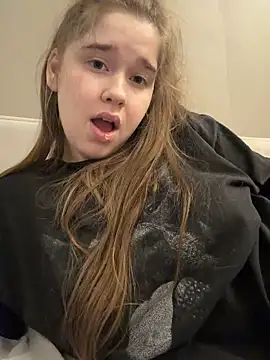 Pokazy przed kamerką – HornyGirlH