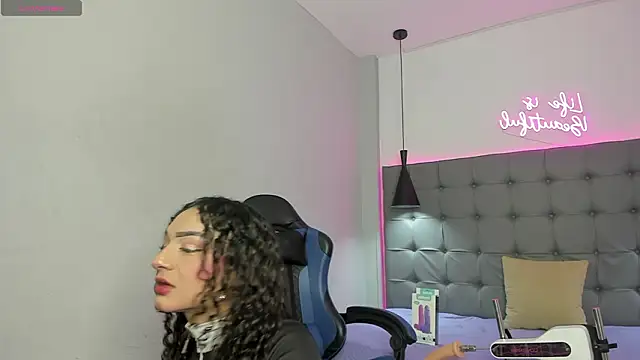 scarletcherry18's Live XXX Chat