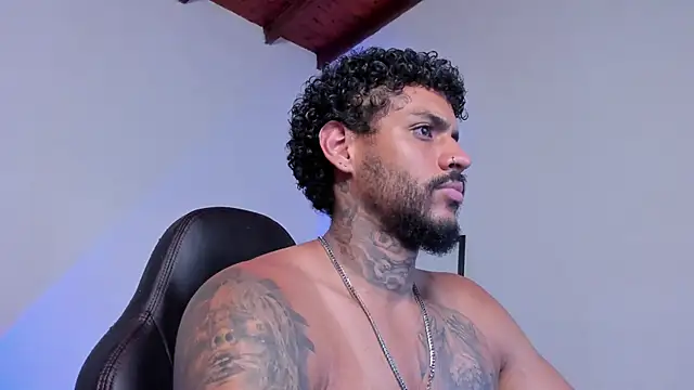 LuigiVitale_1 Adlı Modelin Canlı XXX Sohbeti