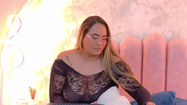 MiaLaurents' Live XXX Chat