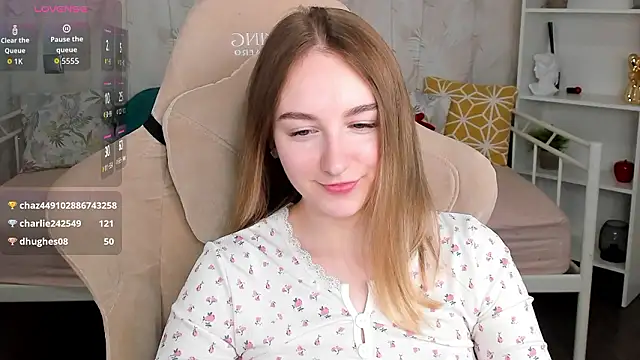 Shy_Polly Adlı Modelin Canlı XXX Sohbeti