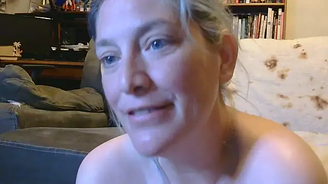 MistyMountains96 Show in webcam