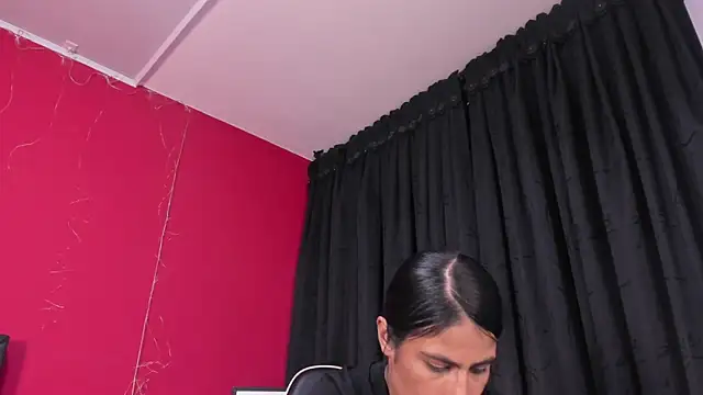 ailyn-23: διαδικτυακό σόου στην κάμερα