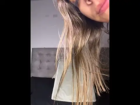 ScarletVelvetX Adlı Modelin Canlı XXX Sohbeti