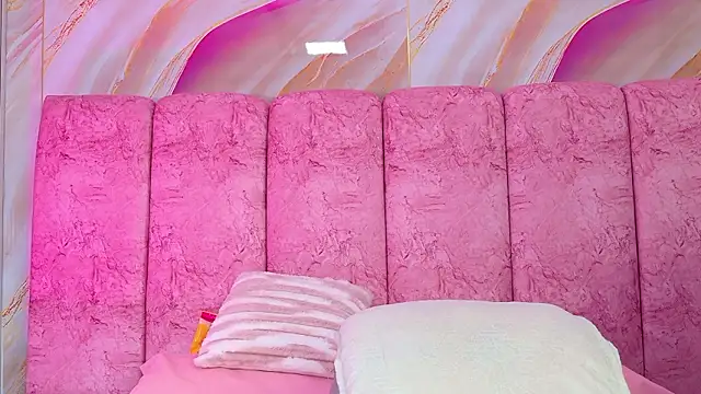 emmacurvy Adlı Modelin Canlı XXX Sohbeti