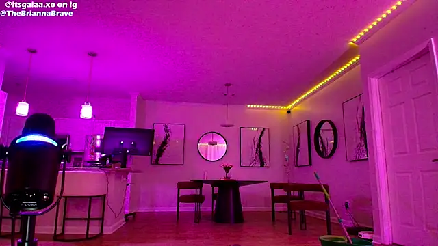 BriannaBrave: вебкам-шоу
