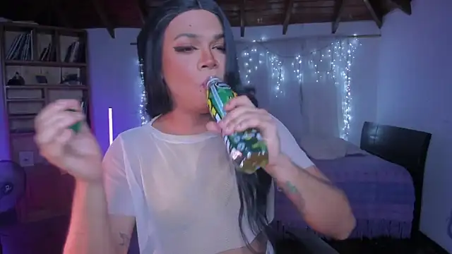 Show modela CuteRomi na web-kameri