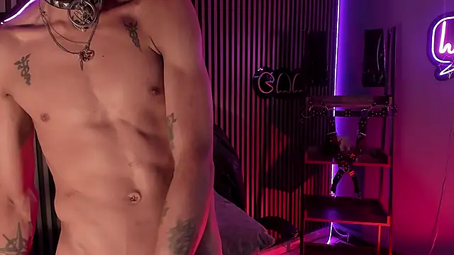 Maximoking26: διαδικτυακό σόου στην κάμερα