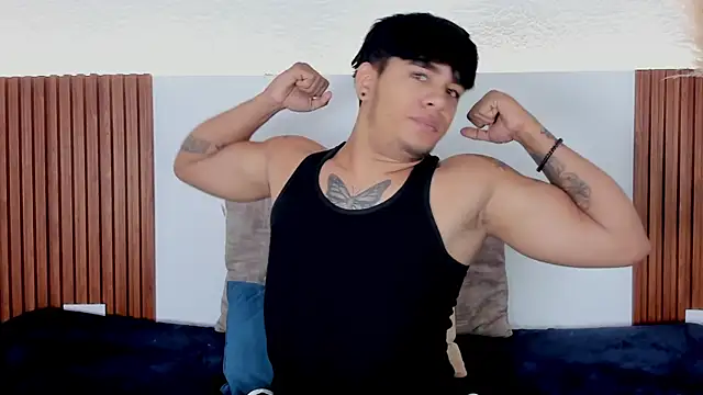 LuciferM_Star: διαδικτυακό σόου στην κάμερα