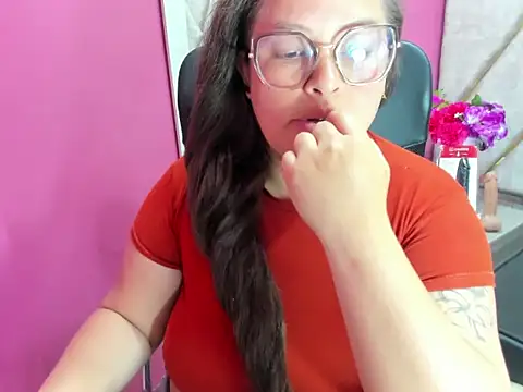 Sarah_Boobs_ Adlı Modelin Canlı XXX Sohbeti