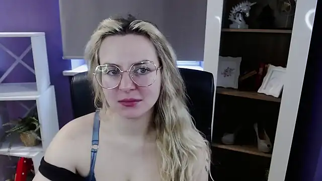 Zoey_Erotic Adlı Modelin Canlı XXX Sohbeti