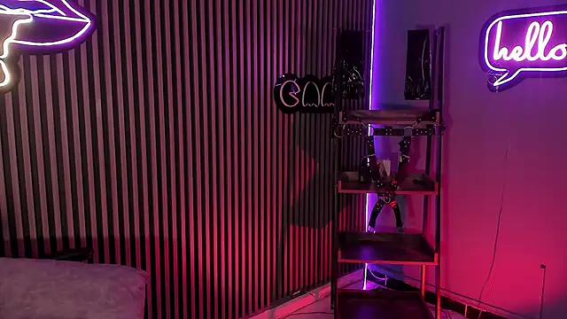 Maximoking26: διαδικτυακό σόου στην κάμερα