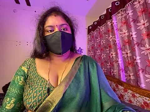 LouleyRanii: διαδικτυακό σόου στην κάμερα