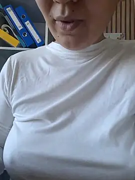 Emi_hot1 Adlı Modelin Canlı XXX Sohbeti