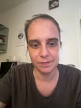 Chantalee: διαδικτυακό σόου στην κάμερα