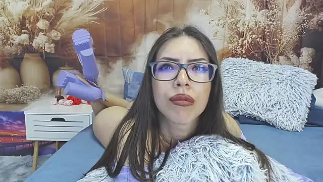 EmaLowe 即時 XXX 聊天