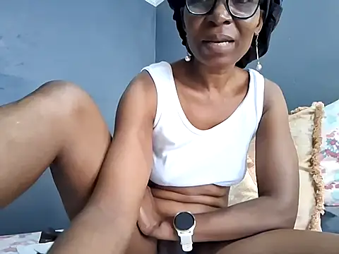 NaughtyCouga élő XXX-chatje