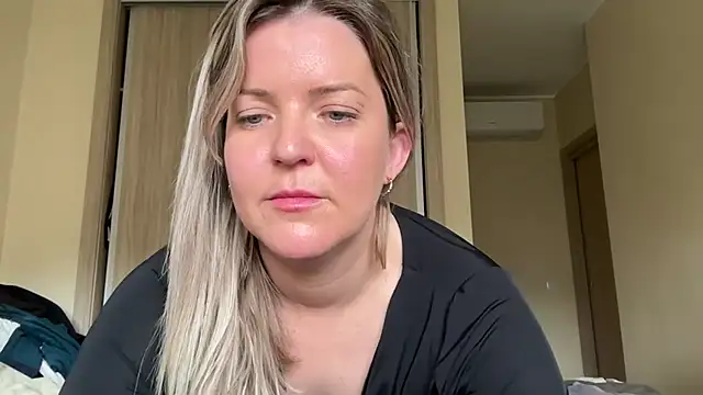 naughtyhollyxxxx – webcam-show