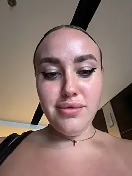 KiraSunshine 即時 XXX 聊天