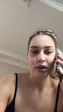 KikiWatson Adlı Modelin Canlı XXX Sohbeti