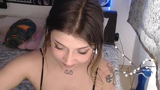 AlienforTwenty's Live XXX Chat