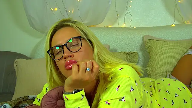 MariaNeumann live XXX chat