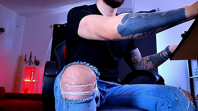 MightyAaron66's Live XXX Chat