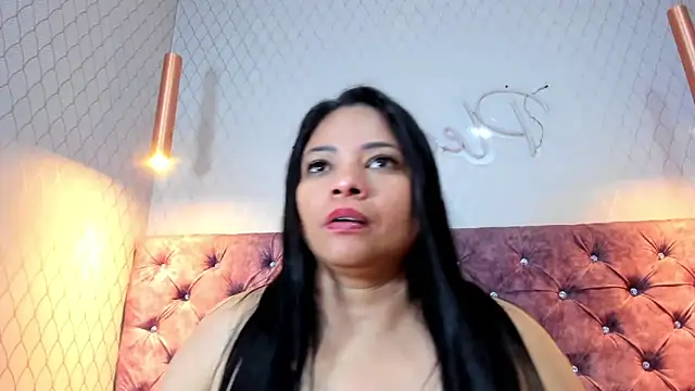 NahomiFireSex Adlı Modelin Canlı XXX Sohbeti