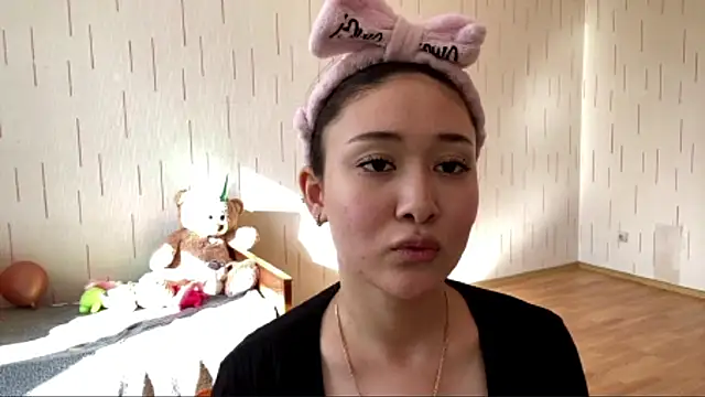 YourMiIa Adlı Modelin Canlı XXX Sohbeti