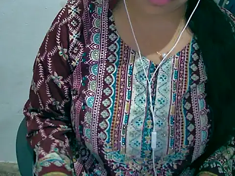 Cute_Aliyaa Adlı Modelin Canlı XXX Sohbeti