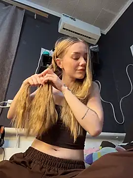 Chat +18 de MilaMoone ao vivo