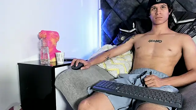 دردشة TonyBenedetti الجنسية المباشرة