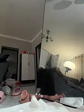 Yiyi-707's Webcam Show