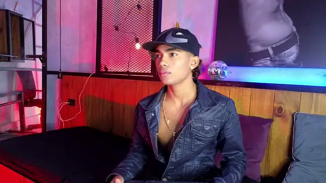 AlanCutee 现场XXX聊天