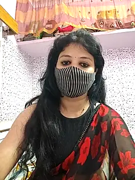 Priyaji7575: διαδικτυακό σόου στην κάμερα