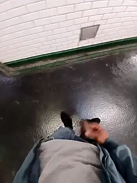 Mikaaa97: διαδικτυακό σόου στην κάμερα