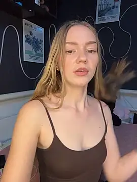 MilaMoone 即時 XXX 聊天