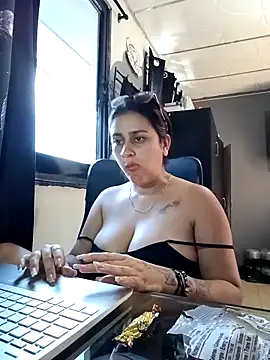 MariBelle1: διαδικτυακό σόου στην κάμερα