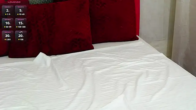 LoraDelNiro's Live XXX Chat