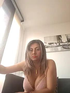 Latiinvenushot: онлайн-секс-чат