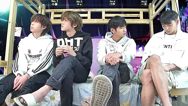 xiaohuangren01 élő XXX-chatje