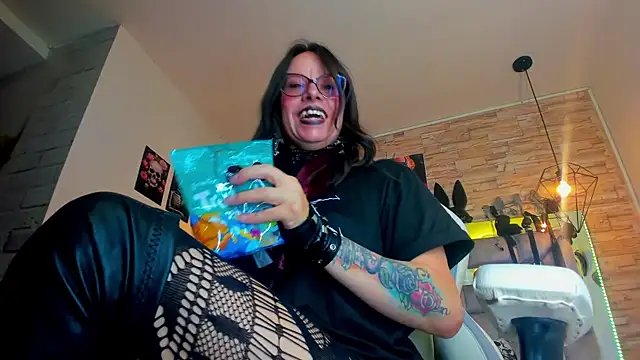 Chatroom XXX en direct de Evangelinejoness_