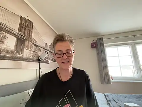 Curvy-Jinx's Live XXX Chat