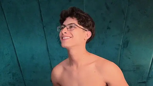 Aaron_EzeのライブXXXチャット