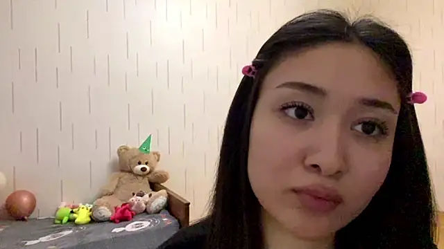 YourMiIa: вебкам-шоу