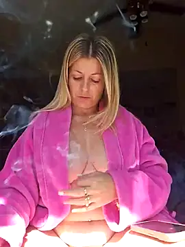 NikkiBlisss: διαδικτυακό σόου στην κάμερα