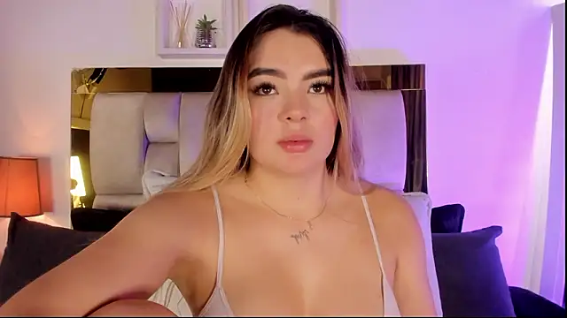 emmy_r Chat XXX in diretta